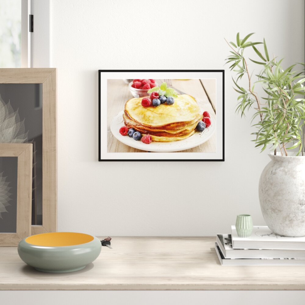 Gerahmtes Poster Süße Pfannkuchen mit Beeren