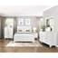 Grand lit en blanc, appareils de chambre modernes avec décorations en V-1763007499-1763007497