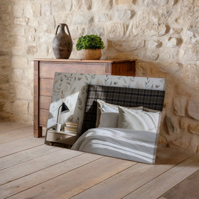 Toile, scène de chambre à coucher scandinave sereine avec une tête de lit à motif écossais dans des tons foncés complétée par un art mural blanc sur toile