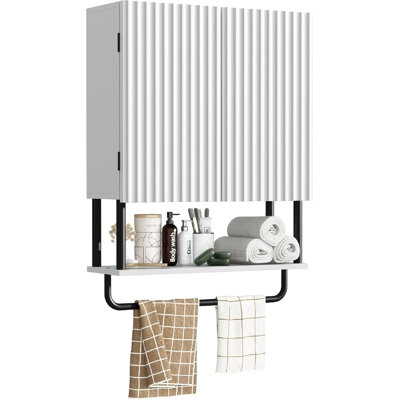 Armoire de salle de bain cannelée avec 2 portes, armoire à pharmacie de campagne moderne à 3 niveaux, armoire de rangement au-dessus de la toilette avec tablette réglable et barre à serviettes (blanc)