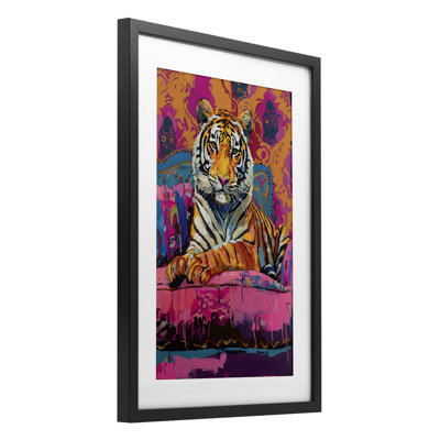 «Lounging Tiger» sur fond rose encadré sous verre, design par LSR Design Studio