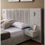Structure de lit rembourrée avec tissu en chenille avec motif plissé-131624380