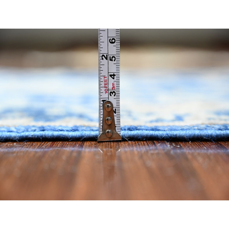 Tapis unique 2 pi 7 po x 7 pi 10 po Baranof