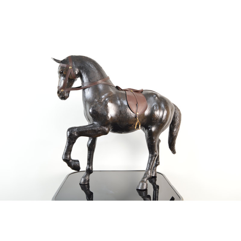  Statue étalon au trot, H 19 po x l 20 po x P 7,5 po