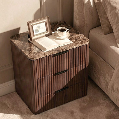 Table de chevet moderne cannelée, table de chevet 3 tiroirs avec panneaux cannelés épais et plateau en faux marbre de 1,97 po