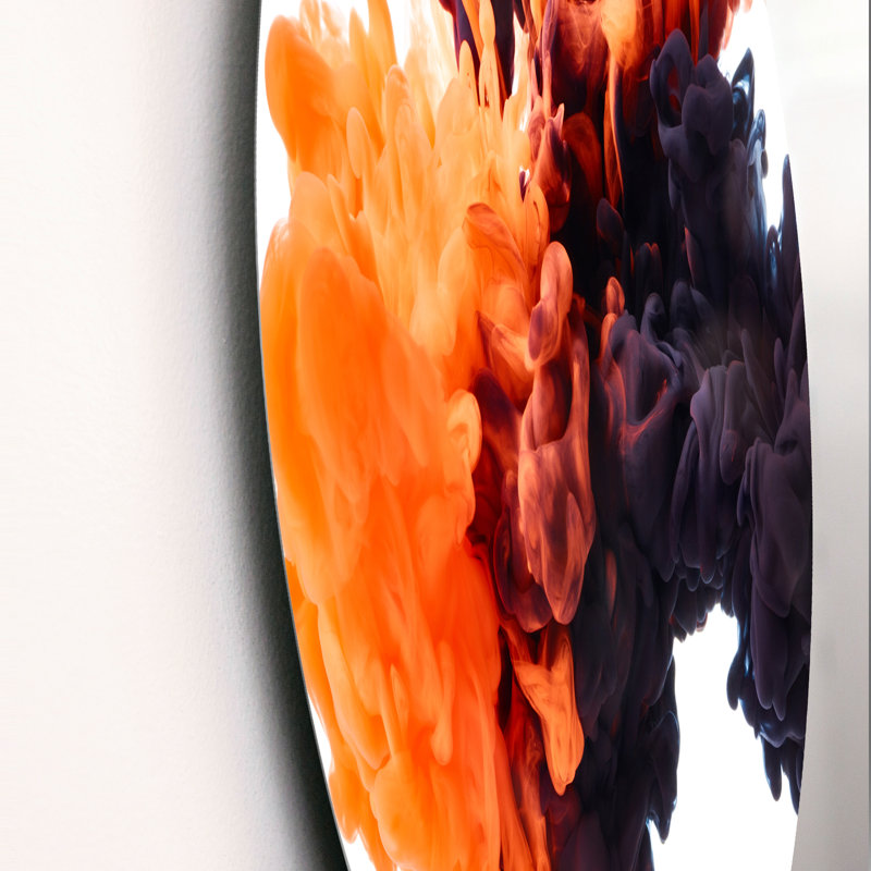 Orange et noir dansant des nuages d'encre - art mural moderne en cercle métallique, H 23 po x l 23 po x P 1 po