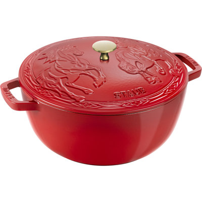 Four français en fonte Staub Essential, 5 pintes, pour 5 à 6 personnes, fabriqué en France, avec couvercle pour cheval - cerise