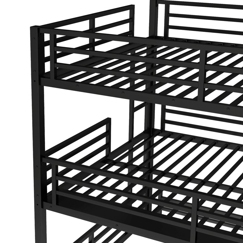 Grand lit double superposé au dessus d'un lit double en métal noir, avec barrières de sécurité et conception de sommeil tranquille pour les grands lits, avec construction robuste
