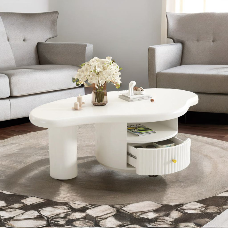 Table basse de forme irrégulière