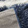 Tapis bleu à motif géométrique à treillis