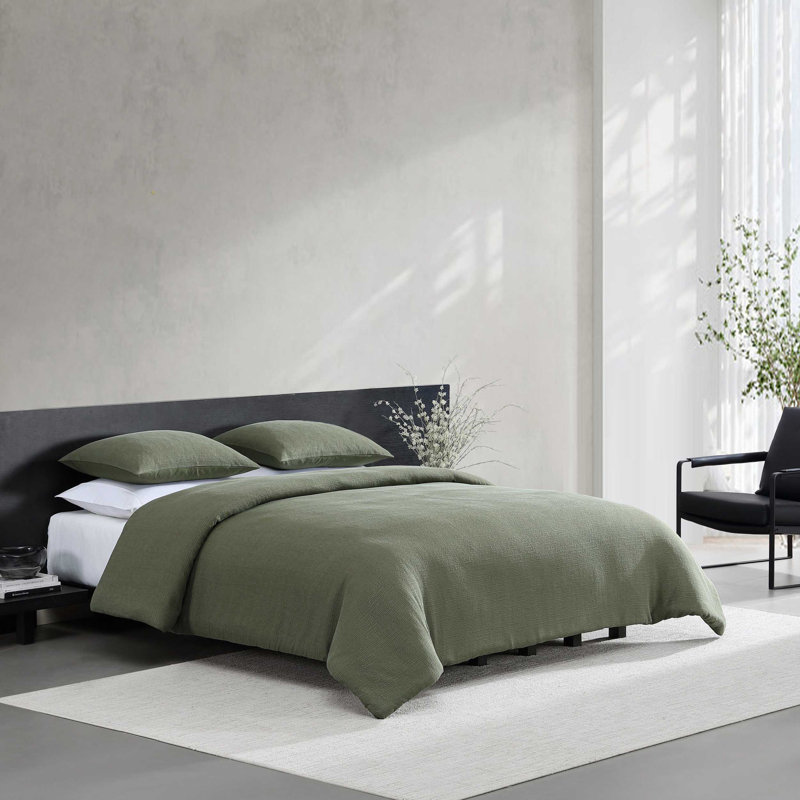 Vera Wang Carved Lines Reversible Comforter Set, Queen Comforter + 2 Standard Shams