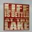 «Life Is Better at the Lake», impression d'art textuel sur bois sans cadre-16934959