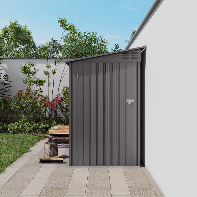 Remise de rangement extérieure avec toit incliné, 2 évents et 1 porte latérale ouverte