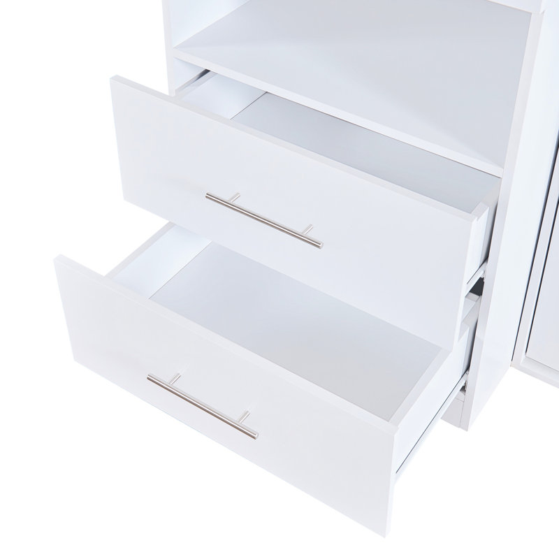Lit simple blanc avec tablettes ouvertes et tiroirs, garde-robe et table encastrés