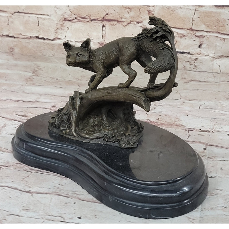 Sculpture de renard bronze sur une branche de sapin, bronze