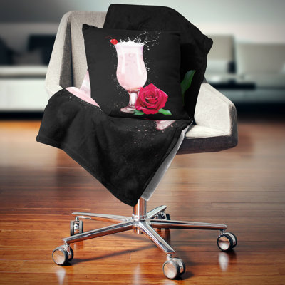 Coussin à imprimé floral fraise et rose rouge