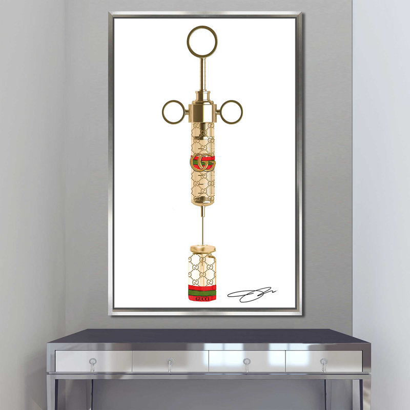 Tir de Gucci (vertical) par By Jodi - impression, H 33,5 po x l 21,5 po x P 2 po, Cadre flottant argent