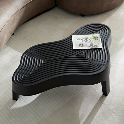 Table basse en fibre de verre en forme de nuage: conception en relief noir mat pour le salon ou appartement - pas d'assemblage de table centrale irrégulière