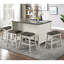5 comptoirs de style transitionnel, tabourets gris foncé, table, pieds inclinés, tablettes de rangement ouvertes