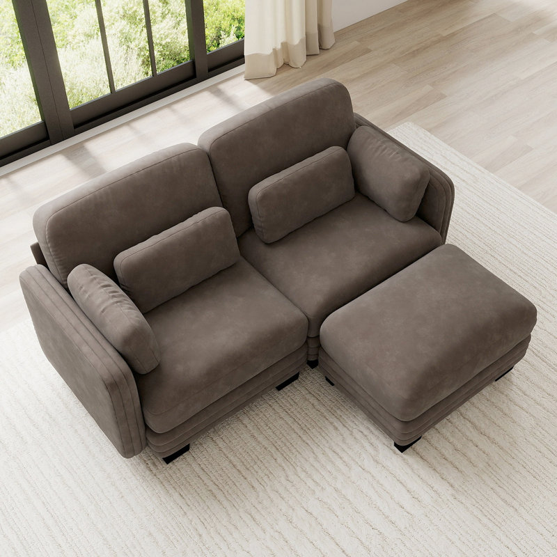 Canapé d'angle modulaire 2 places au design moderne et minimaliste capitonné, avec pouf amovible et coussins d'assise épais et confortables, idéal pour le salon et la chambre.