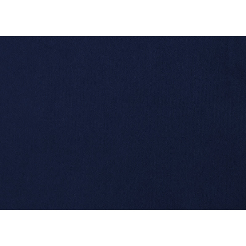 Salon confortable en velours bleu avec siège évasé, accoudoirs et housses de coussin amovibles