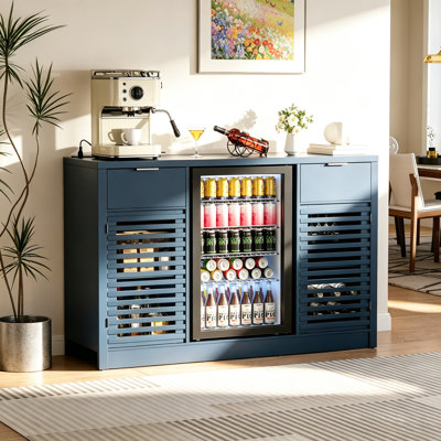 Armoire de bar en bois rustique avec mini-réfrigérateur et station de charge intégrée, avec support à vin, porte-verre et portes à lattes pour bar à domicile, station de café ou salle à manger