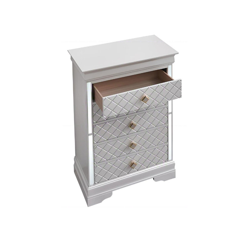 La commode et la commode aux façades matelassées à losanges et aux accents dorés allient une texture luxueuse à un rangement de chambre peu encombrant