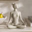 Figurine de yoga en résine et pierre beige 7X4x9