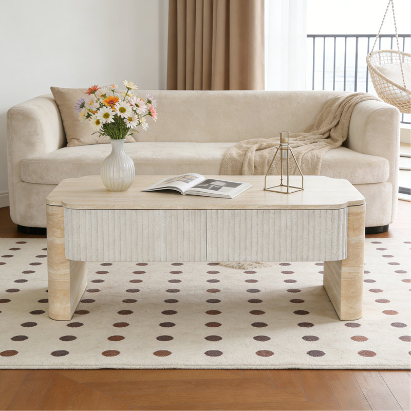 Table basse rectangulaire moderne à plateau relevable, fini beige et jaune, matériau, surface de travail flottante pour une assise confortable, compartiments de rangement, design contemporain avec pieds fuselés et bois chaleureux.