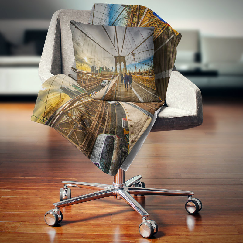 Coussin décoratif "Design Strolling on Brooklyn Bridge" Designart, 16 po x 1 po, Type de produit