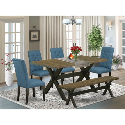 Ensemble de salle à manger 6 pièces comprenant une table rectangulaire à pattes en X, 4 chaises Parson en lin bleu et un banc multicolore.