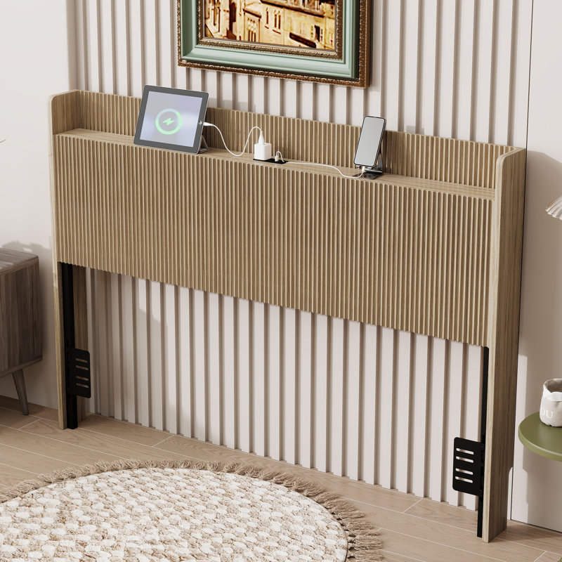 Tête de lit verticale cannelée en bois avec rangement intégré et trou pour câbles, tête de lit autoportante en chêne doré avec supports en acier réglables, tête de lit de style campagnard compatible avec les cadres de lit double et grand lit simple