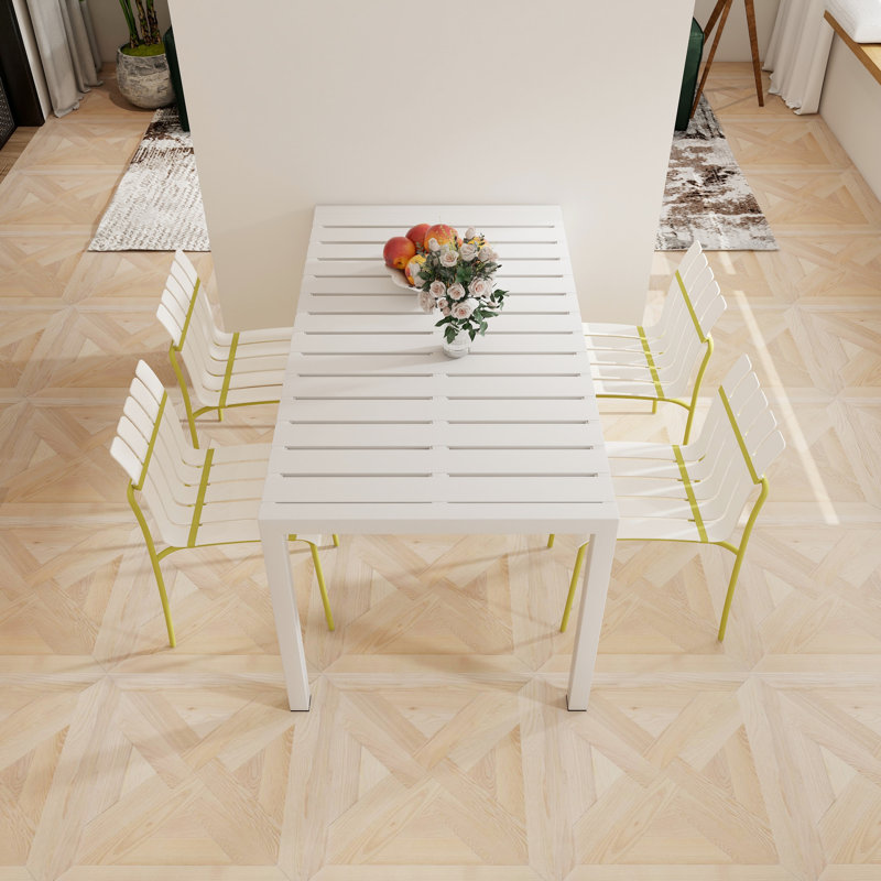 4 chaises à blocs de couleur à rayures modernes avec siège en PP imperméable blanc et jaune et pieds en métal, table de 55 pouces de long, utilisation intérieure / extérieure, métal de table léger, durabilité toutes saisons, structure rouille,