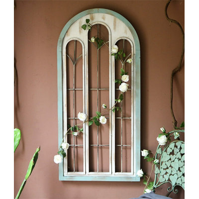 Décoration murale vintage en bois, motif fenêtre cintrée, pour une entrée aux tons neutres et doux.