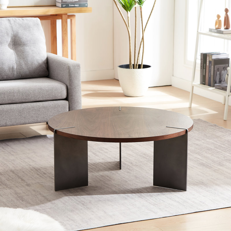 Table basse ronde brune foncée avec plateau en noyer et structure en bois avec pieds en bois noir patiné pour les familles modernes