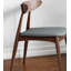 Ensemble de deux chaises rétro en bois d'hévéa avec dossier ergonomique et coussin moelleux, couleur noyer et gris clair, avec texture rétro et confort.-876934816-876934818