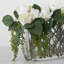 Arrangement floral roses dans un vase décoratif