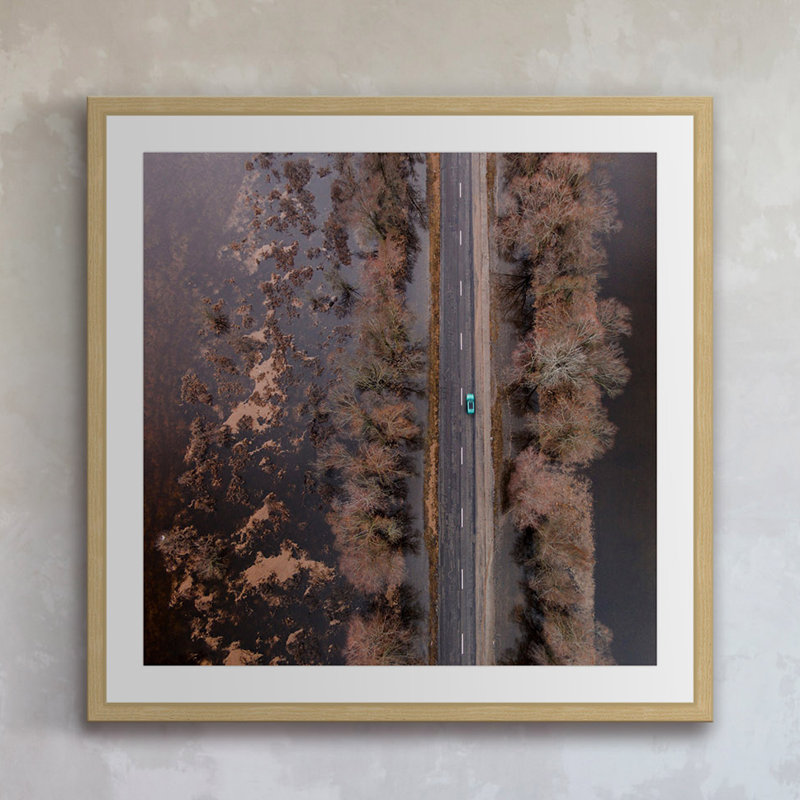 « solitaire voiture » par karolis janulis, reproduction de photo encadrée, H 18 po x l 18 po x P 1,5 po