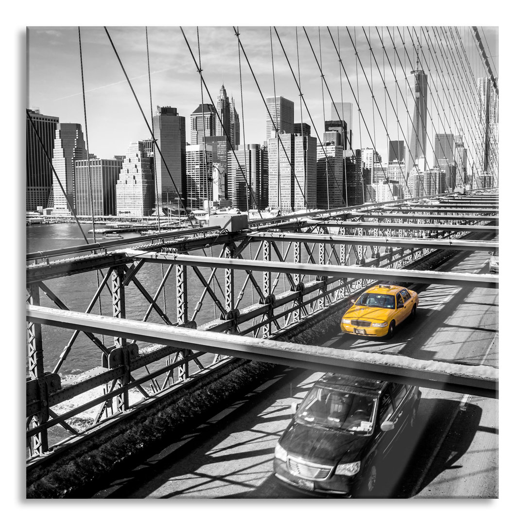 Ungerahmtes Foto auf Glas "Gelbes Taxi in New York auf der Brücke"