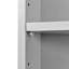Armoire de coin pour le rangement de la salle de bain avec deux portes, des tablettes réglables et une tablette ouverte, idéale pour économiser de l'espace et organiser des articles