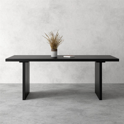 Table de salle à manger en bois massif de style français.