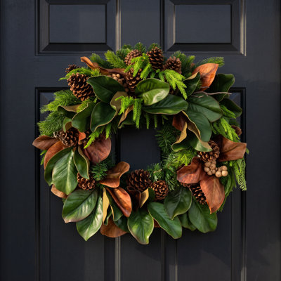 Couronne des Fêtes avec feuilles de magnolia et pommes de pin