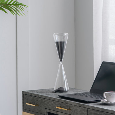 Sablier triangulaire en verre, 11,4 cm L x 11,4 cm P x 39,4 cm H, sablier décoratif de 90 minutes avec sable noir.