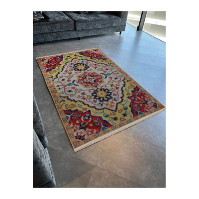 Tapis décoratif jaune à motif de franges