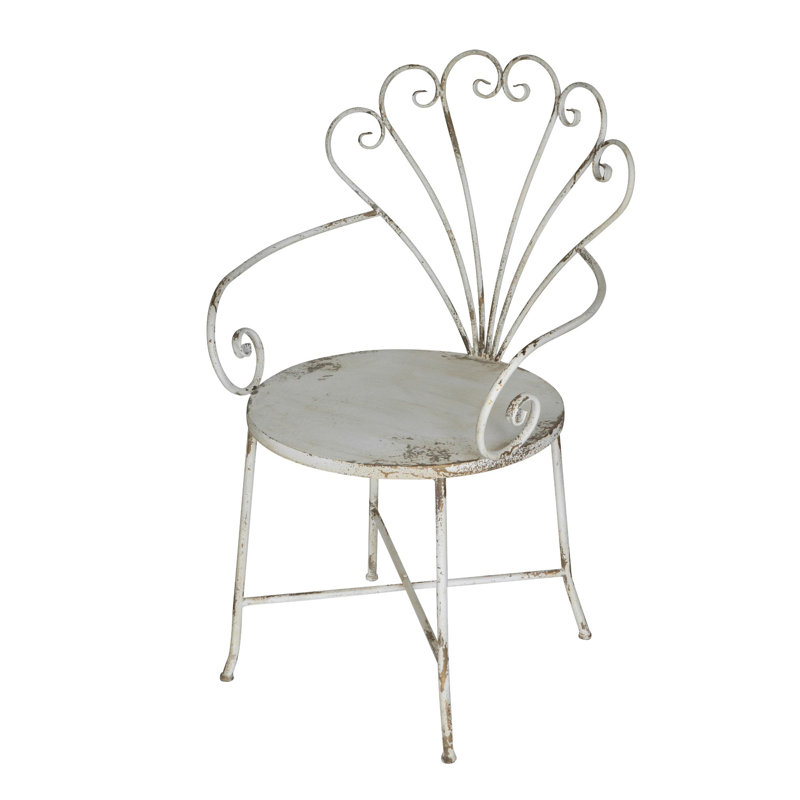 Chaise en fer blanc vieilli 24,5 x 22 x 38 po avec dossier orné d'un éventail