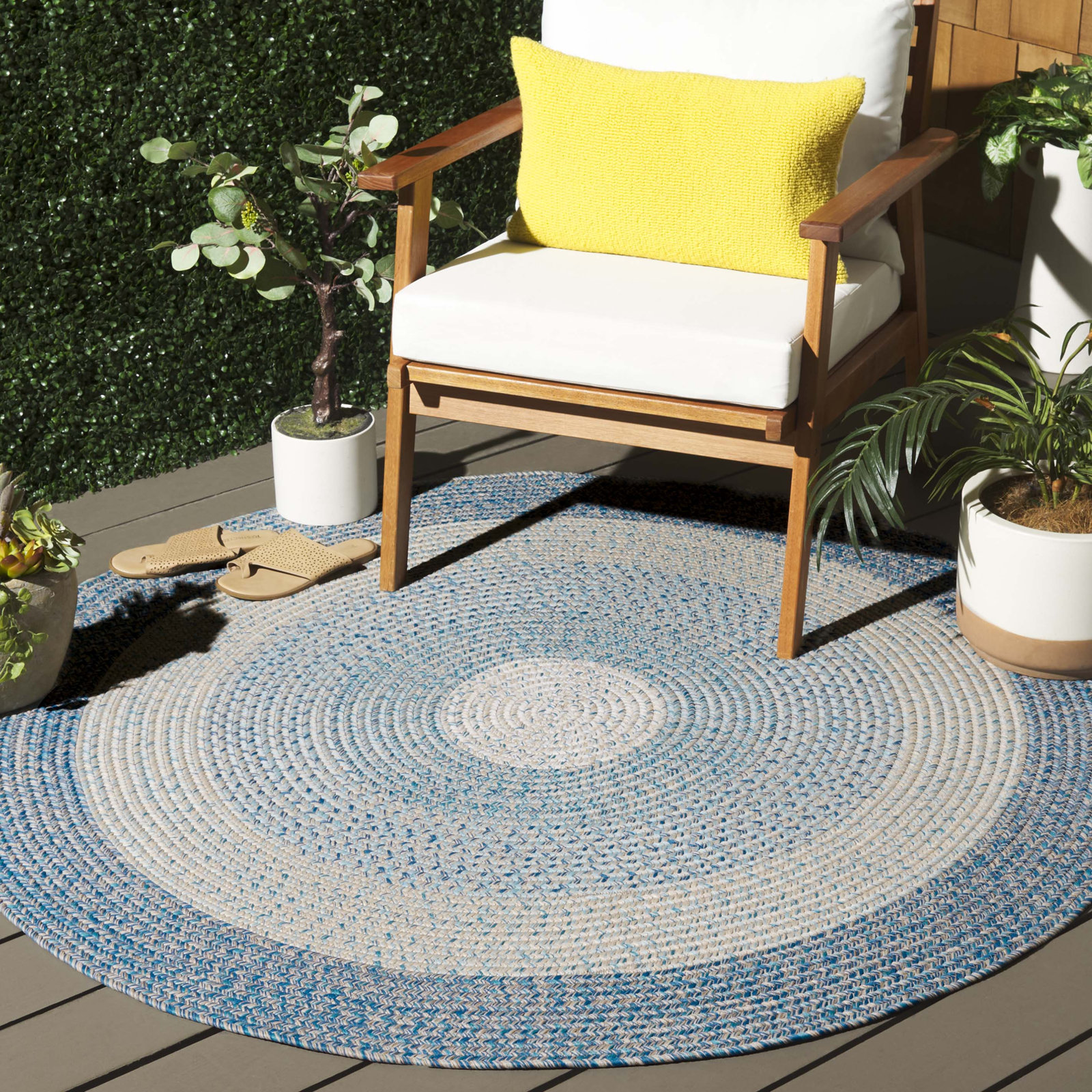 Washable Hand-Woven Chevron Rug, Round 5'