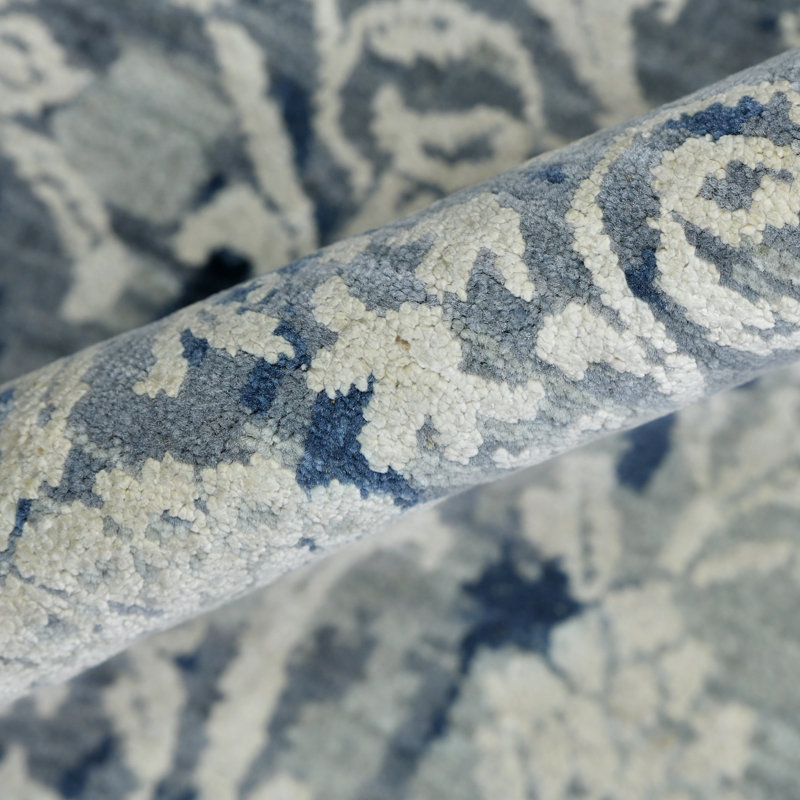 Pearl Floral Area Rug in Blue, Rectangle 2' x 3'