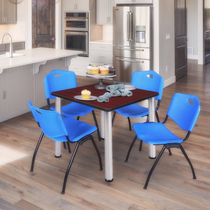 Plateau de table Kee Square, 4 chaises empilables, H 30 po x l 29 po x P 29 po, Chrome, Acajou