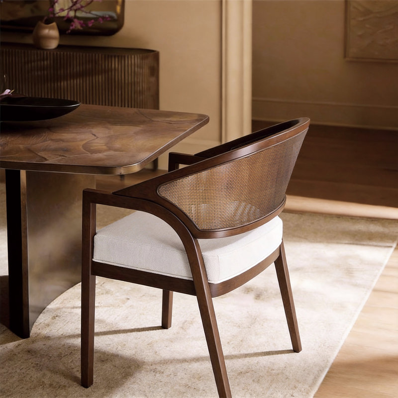 Chaise d'appoint rembourrée en mousse à dossier en canne de 19 po H Aliha, Brun, Dossier beige / rotin