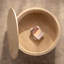 Table basse ronde de rangement en MDF beige travertin de 70 cm (27,56 po), table basse Wabi-Sabi à couvercle amovible.